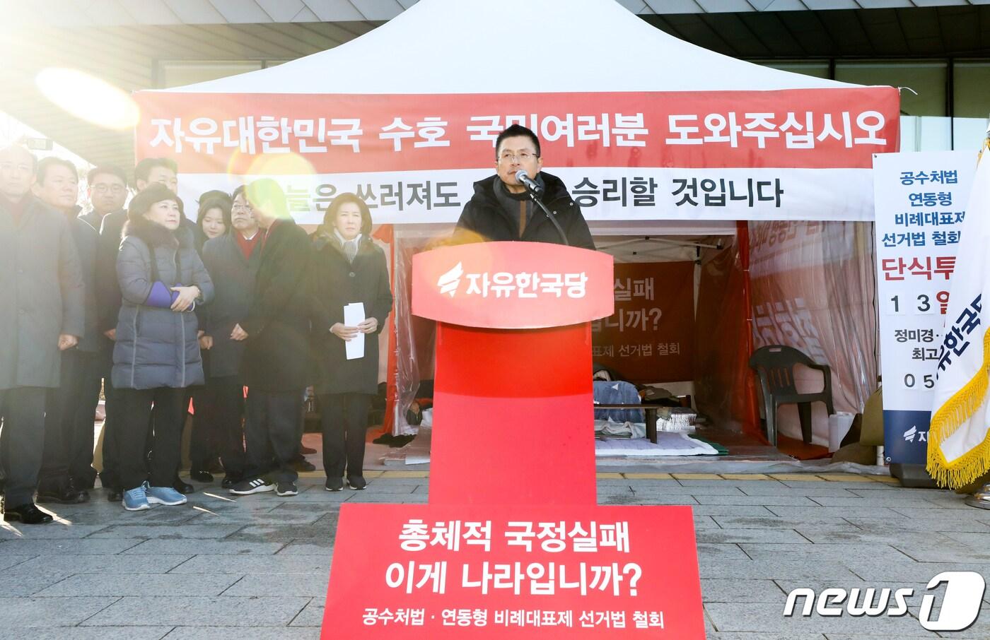 본문 이미지 - 황교안 자유한국당 대표가 단식을 중단하고나흘만에 당내 일정에 복귀한 2일 서울 청와대 사랑채 앞 단식투쟁장에서 열린 최고위원회의에서 모두발언을 하고 있다. 2019.12.2/뉴스1 ⓒ News1 허경 기자
