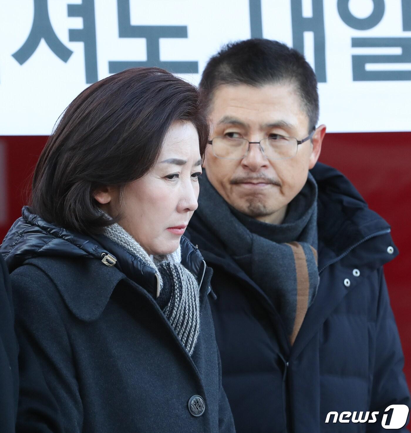 본문 이미지 - 황교안 자유한국당 대표가 단식을 중단하고나흘만에 당내 일정에 복귀한 2일 서울 청와대 사랑채 앞 단식투쟁장에서 열린 최고위원회의에서 나경원 원내대표와 나란히 서 있다. 2019.12.2/뉴스1 ⓒ News1 허경 기자
