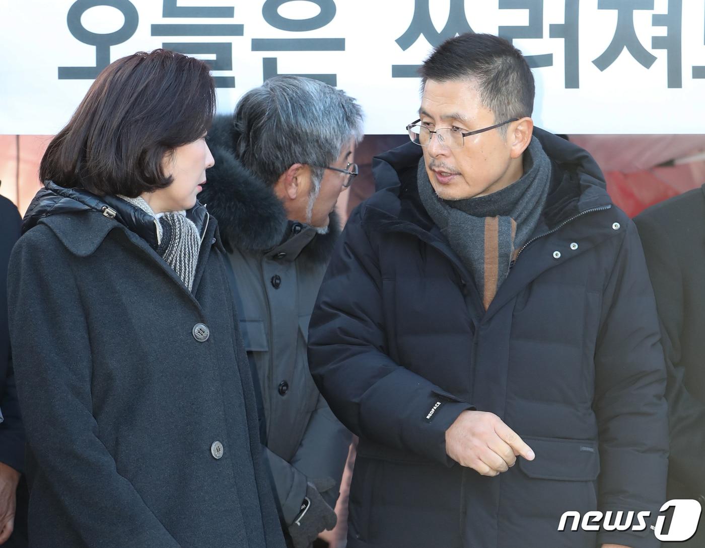 본문 이미지 - 황교안 자유한국당 대표가 단식을 중단하고나흘만에 당내 일정에 복귀한 2일 서울 청와대 사랑채 앞 단식투쟁장에서 열린 최고위원회의에서 나경원 원대표와 대화를 나누고 있다. 2019.12.2/뉴스1 ⓒ News1 허경 기자