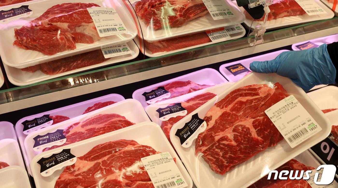 2일 서울 시내의 한 마트에서 한 직원이 미국산 소고기를 정리하고 있다.  2019.12.2/뉴스1 ⓒ News1 이동해 기자