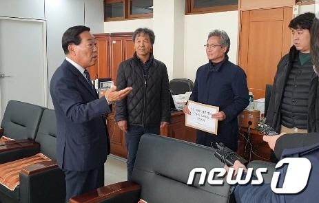 본문 이미지 - '미세먼지 해결을 위한 충북시민대책위원회' 관계자들이 2일 도의회에서 박문희 의원(맨 왼쪽)을 항의방문해 청주 LNG발전소 건립 관련 입장을 묻고 있다. 2019.12.2 ⓒ 뉴스1