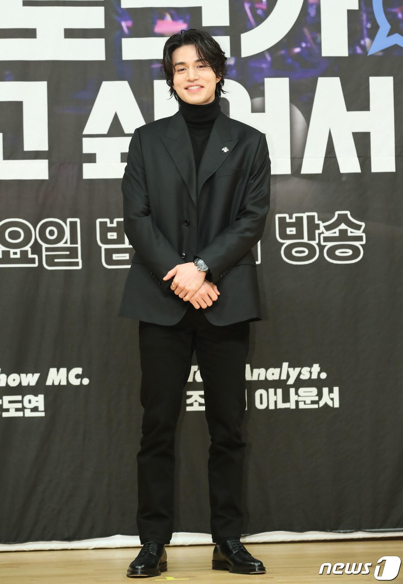 본문 이미지 - 배우 이동욱이 2일 오후 서울 양천구 목동 SBS에서 열린 SBS의 새 토크쇼 '이동욱은 토크가 하고 싶어서' 제작발표회에 참석해 포즈를 취하고 있다. 2019.12.2/뉴스1 ⓒ News1 권현진 기자