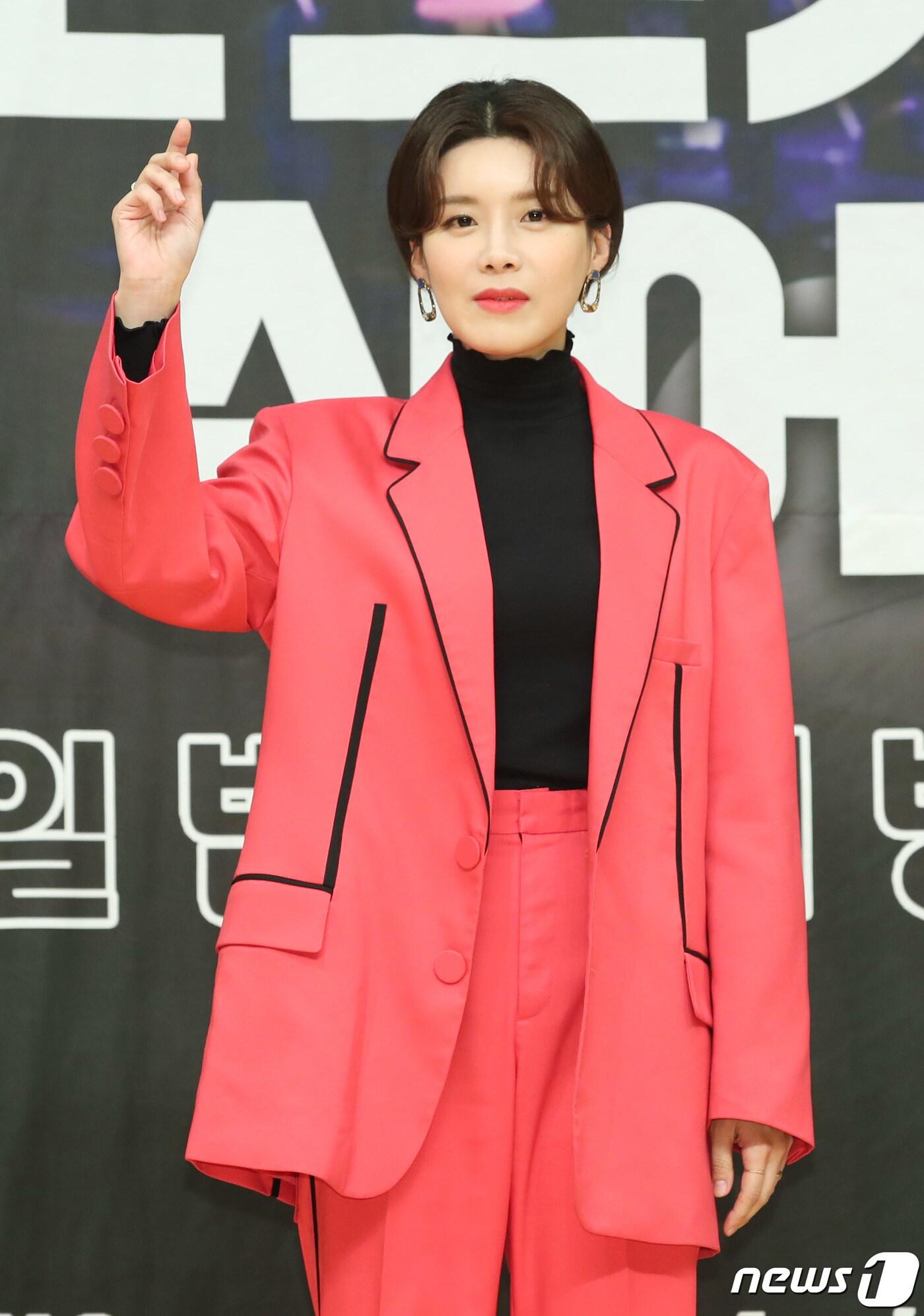 본문 이미지 - 방송인 장도연이 2일 오후 서울 양천구 목동 SBS에서 열린 SBS의 새 토크쇼 '이동욱은 토크가 하고 싶어서' 제작발표회에 참석해 포즈를 취하고 있다. 2019.12.2/뉴스1 ⓒ News1 권현진 기자