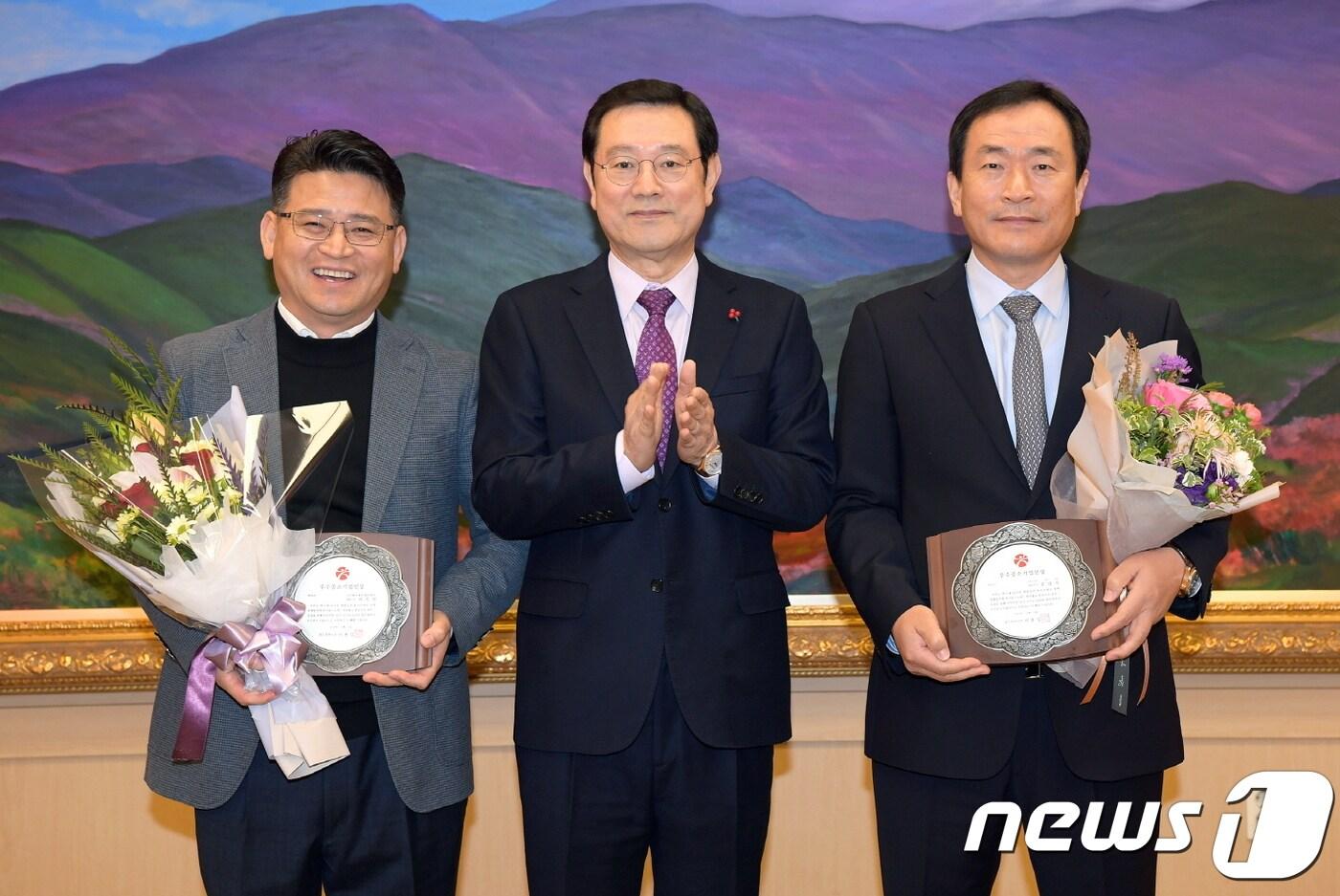 본문 이미지 - 이용섭 광주시장은 2일 '2019년 광주광역시 우수중소기업인'으로 선정된 (주)하나텍 홍범석 대표(오른쪽)와 (주)베비에르에프앤비 마옥천 대표(왼쪽) 등 2명에 대해 광주광역시장 상패를 수여했다 ⓒ 뉴스1