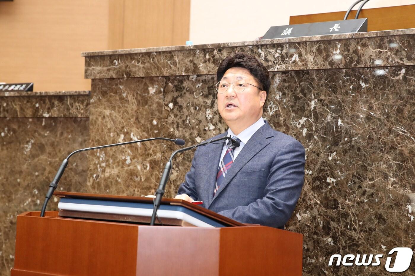 본문 이미지 - 엄태준 시장이 내년도 예산안과 관련해 시정연설을 하며 시의회의 협조를 당부하고 있다.(이천시 제공) ⓒ News1