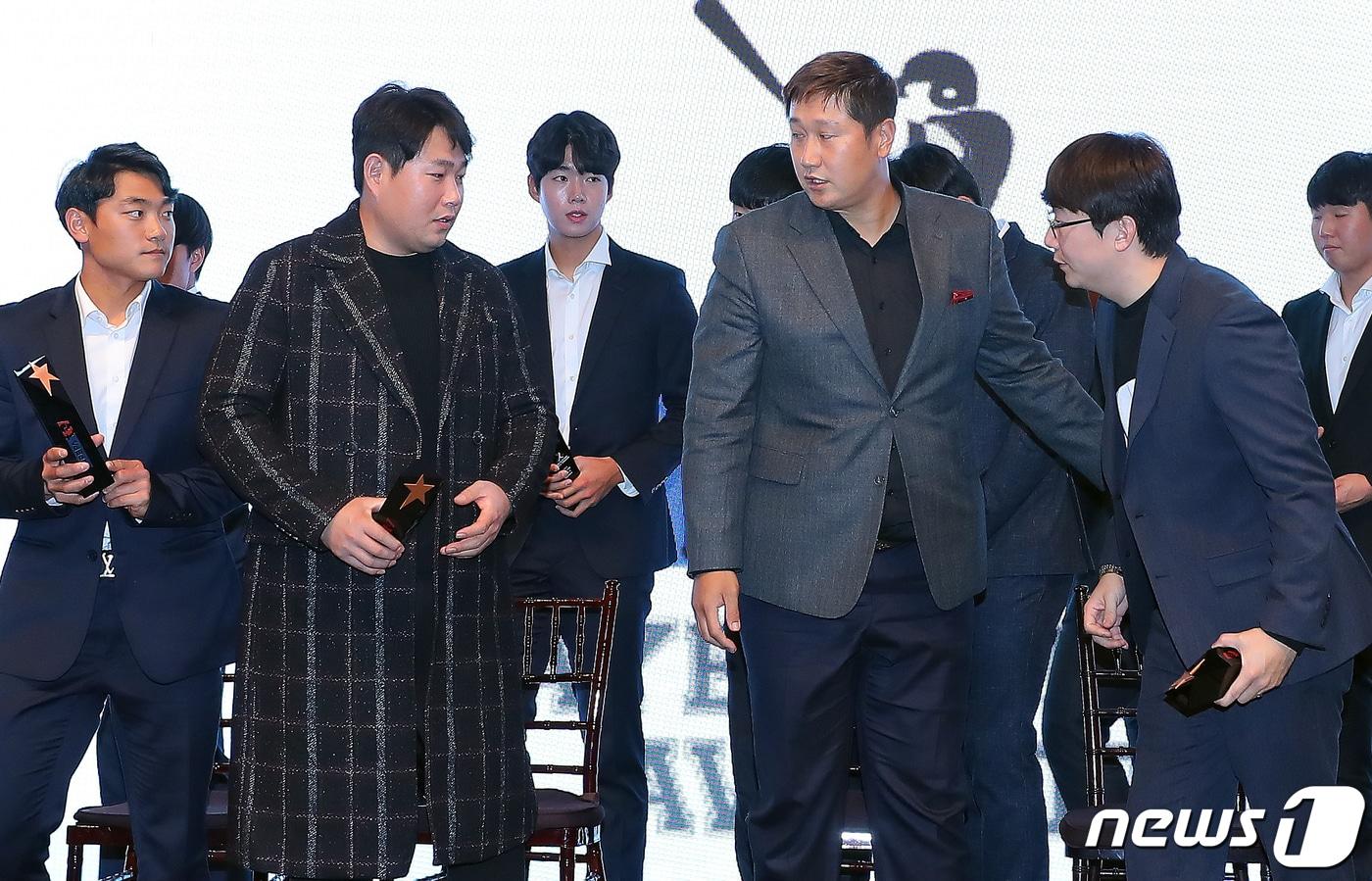 한국프로야구선수협회 '2019 플레이어스 초이스 어워드' 시상식. 이대호 선수협회장이 양현종, 양의지 등 수상자들을 격려하고 있다. /뉴스1 ⓒ News1 구윤성 기자