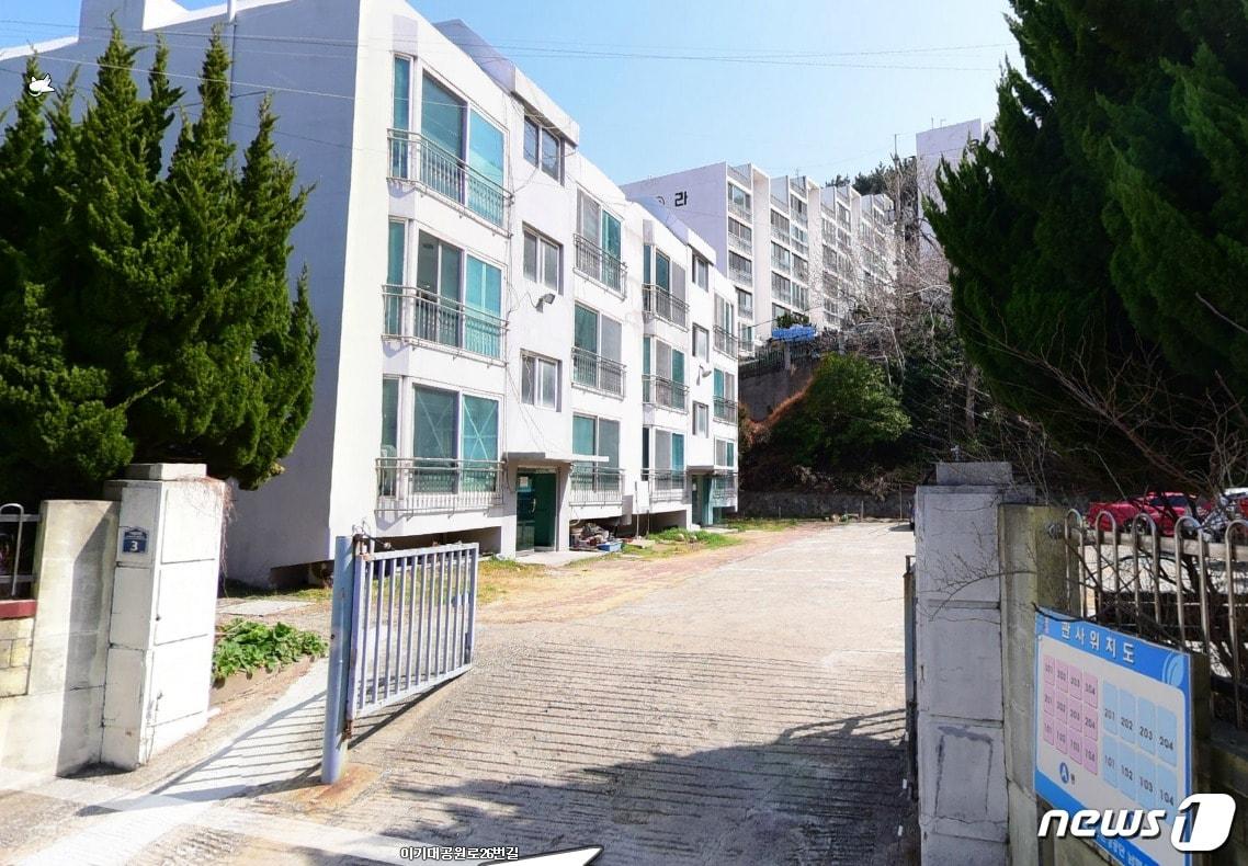 본문 이미지 - 부산환경공단 남부사업소 사택 전경.(네이버 거리뷰 캡쳐)ⓒ 뉴스1