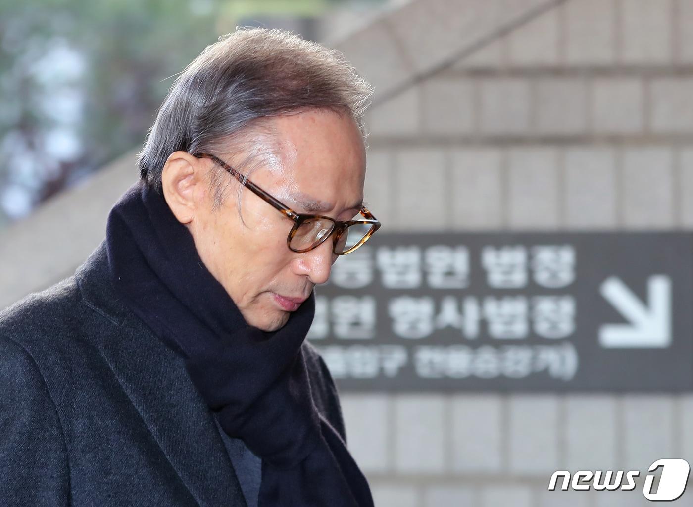 본문 이미지 - 다스 자금 횡령과 뇌물수수 의혹을 받고 있는 이명박 전 대통령이 2019년 12월 20일 오전 서울 서초구 서울고등법원에서 열린 특정범죄가중처벌법상 뇌물 등 항소심 공판에 출석하고 있는 모습. ⓒ News1 DB