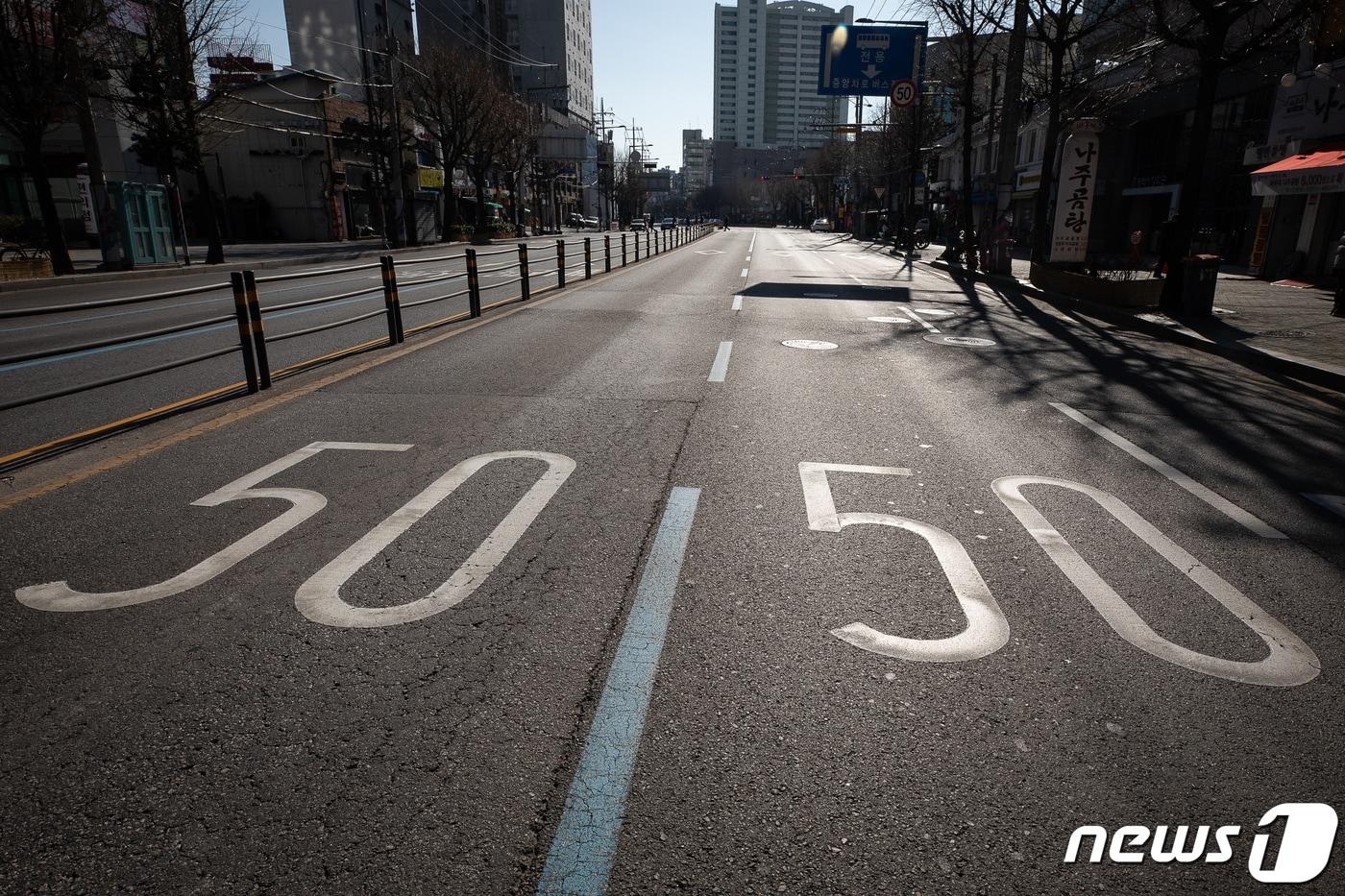 20일 서울 강북구 도봉로에 시속 50km 제한속도 표시가 도로에 써있다. 서울시는 중앙버스전용차로가 있는 서울시 전역의 도로구간 14곳(한남대로와 경인로는 내년 상반기 중) 자동차 운행 제한속도를 20일부터 시속 50km로 일괄 조정했다. 2019.12.20/뉴스1 ⓒ News1 유승관 기자