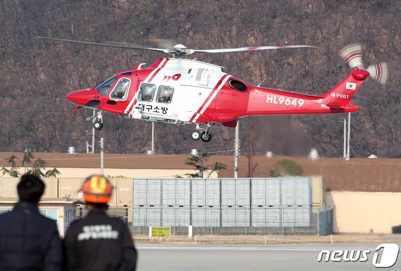 20일 오후 대구 공군기지 대구소방항공대에서 열린 다목적 소방헬기 취항식에서 '신형 대구 1호기'가 이륙하고 있다.  2019.12.20/뉴스1 ⓒ News1 공정식 기자