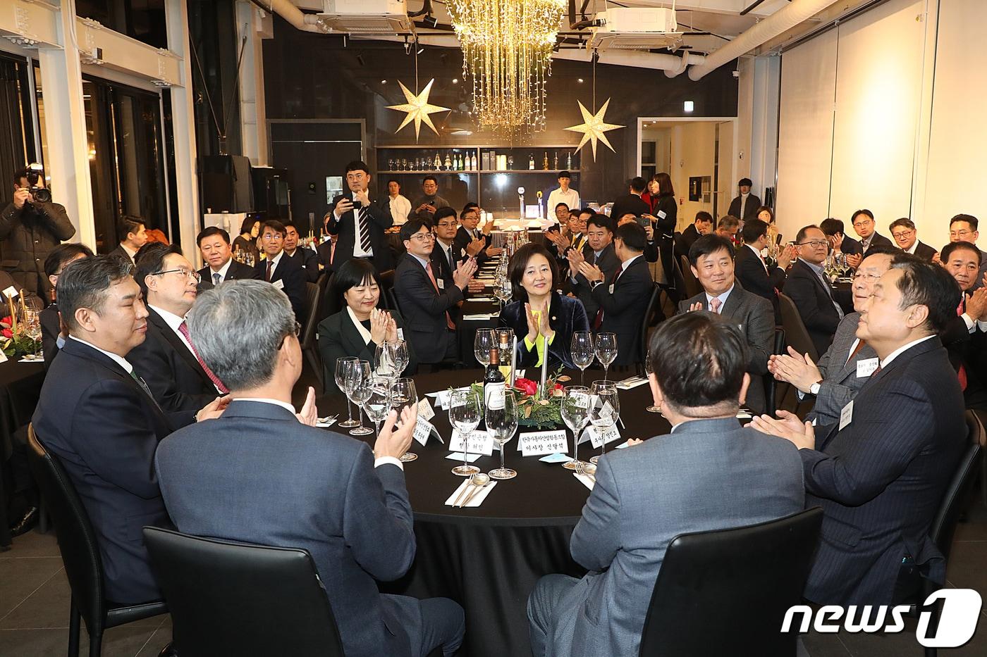 본문 이미지 - 박영선 중소벤처기업부 장관이 20일 오후 서울 강남구 646테라스에서 열린 '자상한 기업의 밤'에서 박수를 치고 있다. 네이버·삼성전자·현대자동차 등 10개 기업이 선정된 '자상한 기업'은 중소·벤처기업이나 소상공인과 상생·협력해 혁신성장과 지원에 앞장서는 대기업 또는 공기업을 뜻한다. 2019.12.20/뉴스1 ⓒ News1 황기선 기자