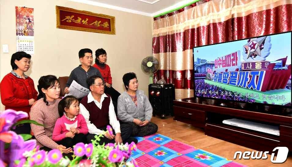 본문 이미지 - (평양 노동신문=뉴스1) = 조선중앙TV를 시청하는 북한 주민들. [국내에서만 사용가능. 재배포 금지. DB 금지. For Use Only in the Republic of Korea. Redistribution Prohibited] rodongphoto@news1.kr