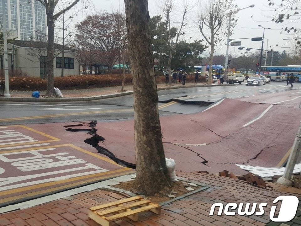 본문 이미지 - 21일 오후 2시 30께 경기 고양시 일산동구 백석동 중앙로 옆(알미공원 인근) 공사 현장 인근 4차선 도로가 갑자기 침하했다. 경찰은 교통을 통제하고 고양시가 긴급 복구작업과 함께 원인조사에 나섰다. 2019.12.21/뉴스1 ⓒ News1 박대준 기자