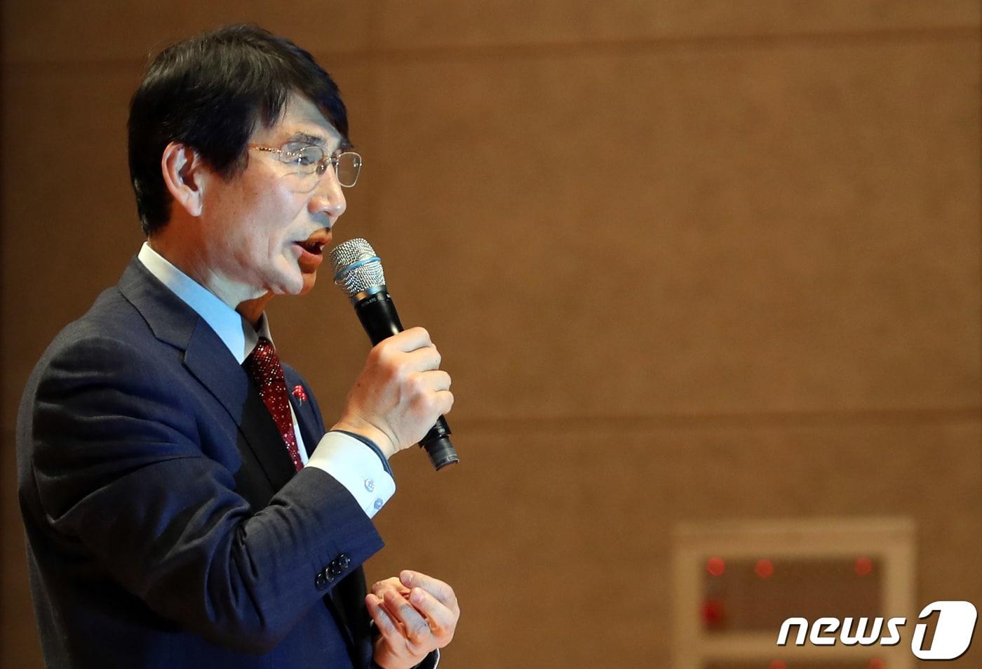 본문 이미지 - 박선규 전 영월군수가 21일 강원 영월스포츠파크실내체육관에서 열린 출판기념회 '도전 앞에 한계는 없다'에서 인사말을 전하고 있다. 2019.12.21/뉴스1 ⓒ News1 박하림 기자