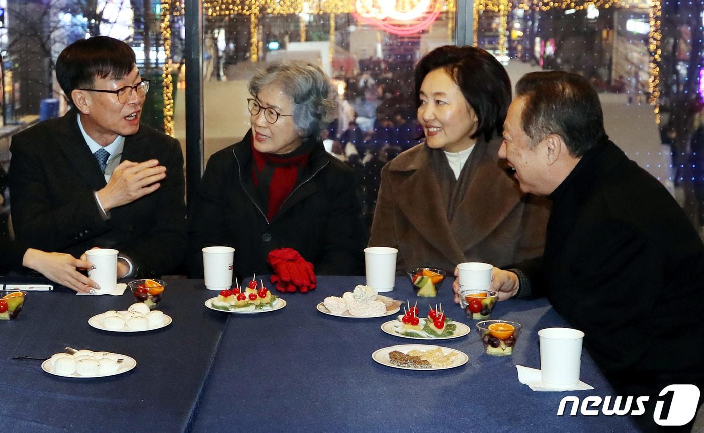 본문 이미지 - 김상조 청와대 정책실장과 박영선 중소벤처기업부 장관 등이 21일 오후 서울 서대문구 신촌 연세로에서 열린 '9일간의 빛나는 크리스마스 마켓 가치삽시다 2019'를 찾아 대화하고 있다. 왼쪽부터 김 정책실장, 박은정 국민권익위원장, 박 장관, 박용만 대한상의회장.2019.12.21/뉴스1 ⓒ News1 이광호 기자