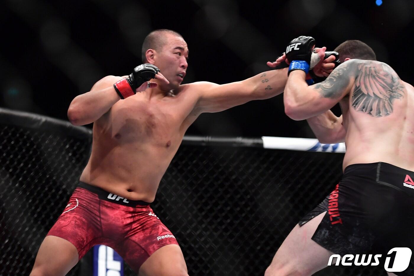 21일 오후 부산 사직실내체육관에서 열린 'UFC 파이트 나이트 부산' 메인 카드 미들급 박준용 대 마크 안드레 바리우 경기에서 박준용이 공격을 하고 있다. 2019.12.21/뉴스1 ⓒ News1 DB