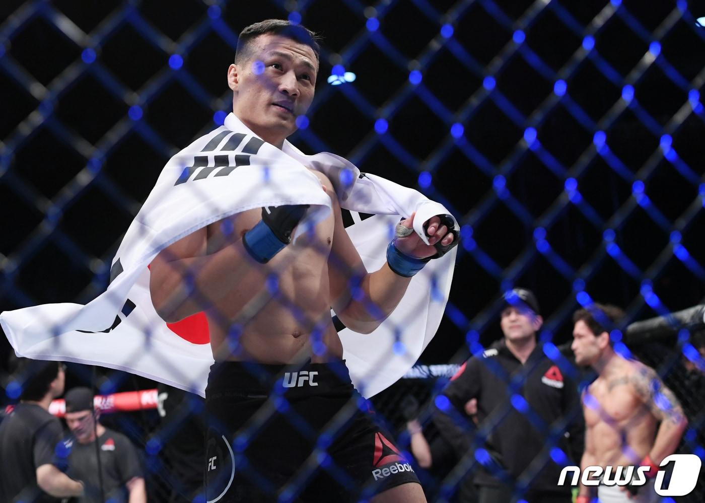 21일 오후 부산 사직실내체육관에서 열린 'UFC 파이트 나이트 부산' 메인카드 페더급 경기. 정찬성이 프랭키 에드가에게 TKO로 승리 후 환호하고 있다.2019.12.21/뉴스1 ⓒ News1 여주연 기자