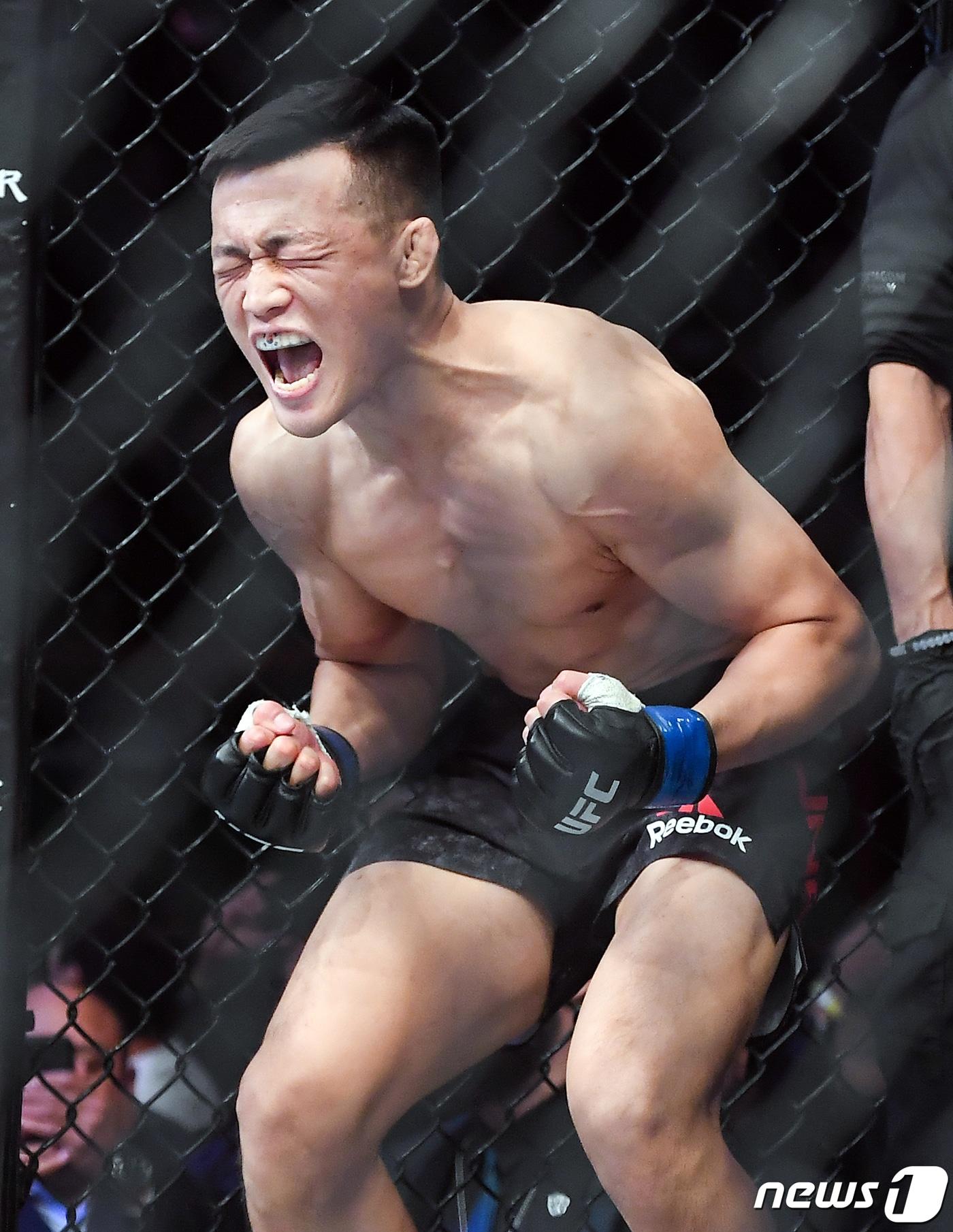 본문 이미지 - 지난해 12월 21일 부산 사직실내체육관에서 열린 'UFC 파이트 나이트 부산' 메인카드 페더급 경기에서 정찬성이 포효하는 모습. 뉴스1 ⓒ News1 여주연 기자