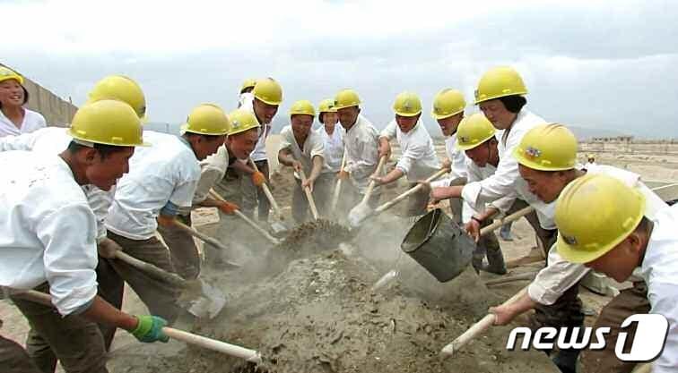 본문 이미지 - (평양 노동신문=뉴스1) = 북한 노동당 기관지 노동신문은 22일 중평남새온실농장 양묘장, 사회주의 농촌문화주택건설을 올해 주요 건설 성과라고 대대적으로 선전했다. [국내에서만 사용가능. 재배포 금지. DB 금지. For Use Only in the Republic of Korea. Redistribution Prohibited] rodongphoto@news1.kr