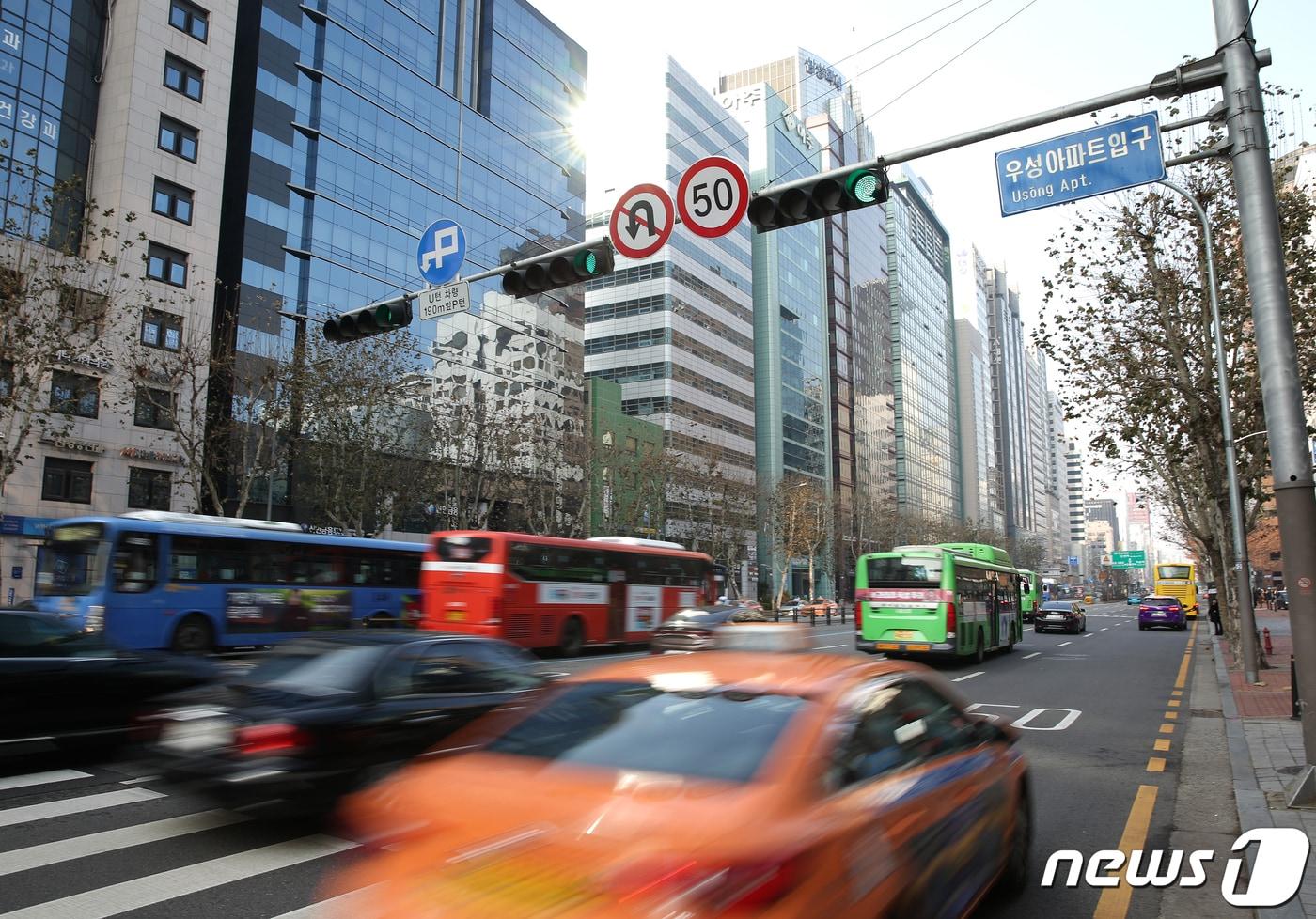 본문 이미지 - 서울 강남대로에 자동차 제한속도 50km를 알리는 표지판이 설치돼 있다. 2019.12.22/뉴스1 ⓒ News1 신웅수 기자