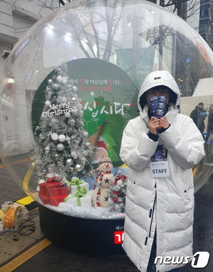 본문 이미지 - 스태프가 직접 안내하는 현장 관람객 포토존/사진-진희정 기자ⓒ 뉴스1