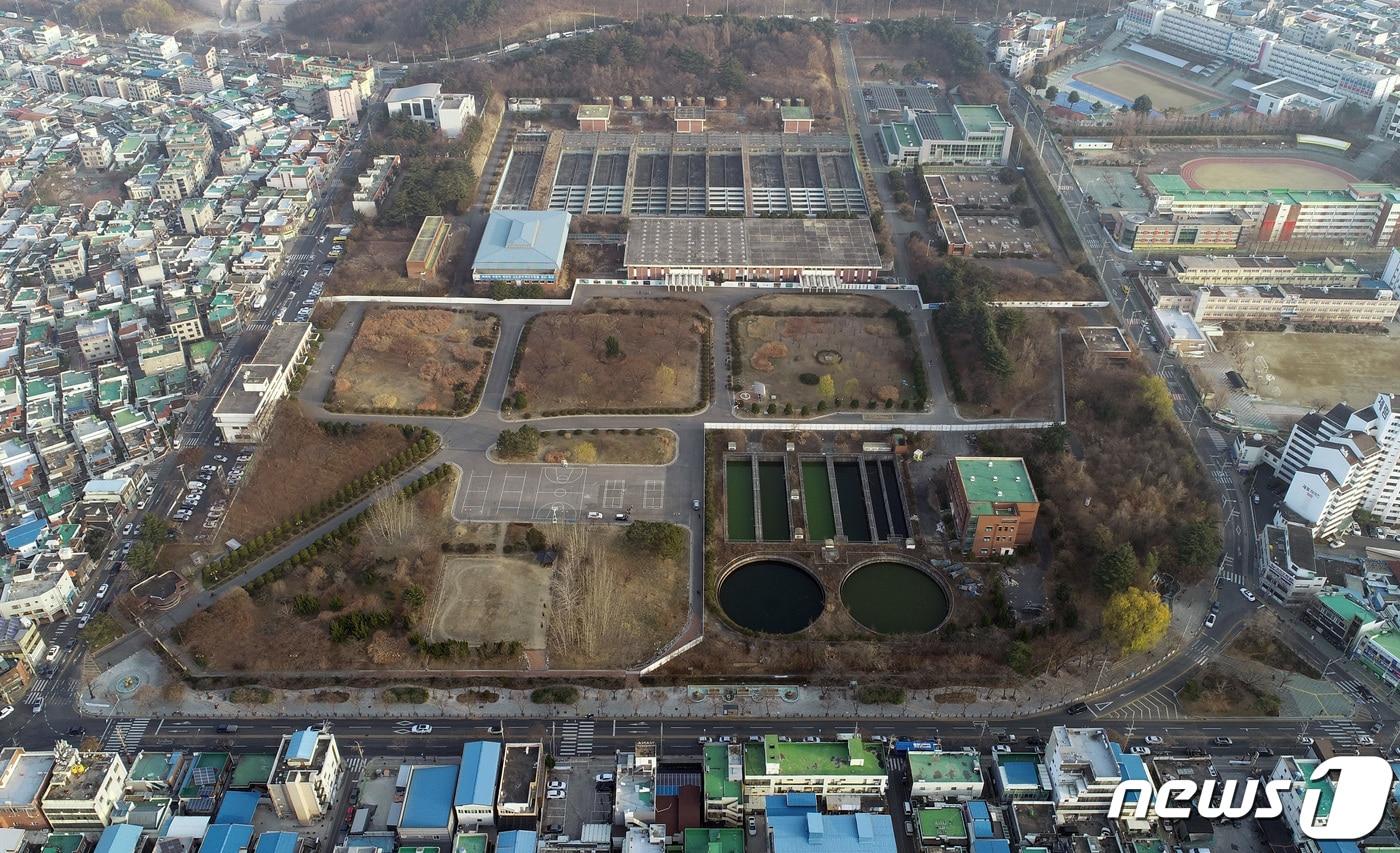 본문 이미지 - 대구시의회의 예산 삭감과 대구시 재정 문제 등이 얽혀 시청 신청사 건립 사업이 잠정 중단된 가운데 시민 2명 중 1명은 "대구시의 재정 상황이 나아질 때까지 북구 산격동 산격청사를 활용해야 한다"고 답했다. 사진은 신청사 건립 예정지로 결정된 달서구 두류정수장 터 전경. ⓒ News1 DB