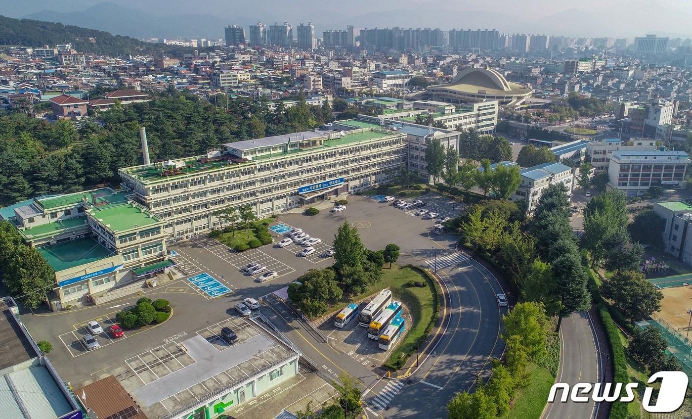 경북도와 대구시가 10일 추석 연휴를 전후해 민생안정과 내수 활성화, APEC 정상회의 성공 개최 준비에 행정력을 집중하고 있다. 사진은대구시청 별관으로 사용 중인 옛 경북도청 전경.&#40;뉴스1 DB&#41; ⓒ News1 공정식 기자