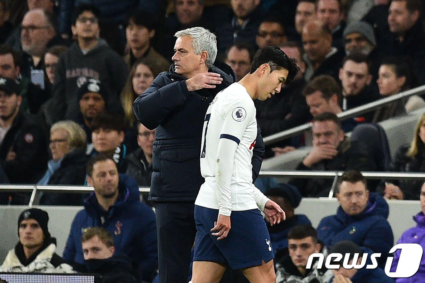 다이렉트 레드카드를 받고 그라운드를 빠져나가는 손흥민. ⓒ AFP=뉴스1