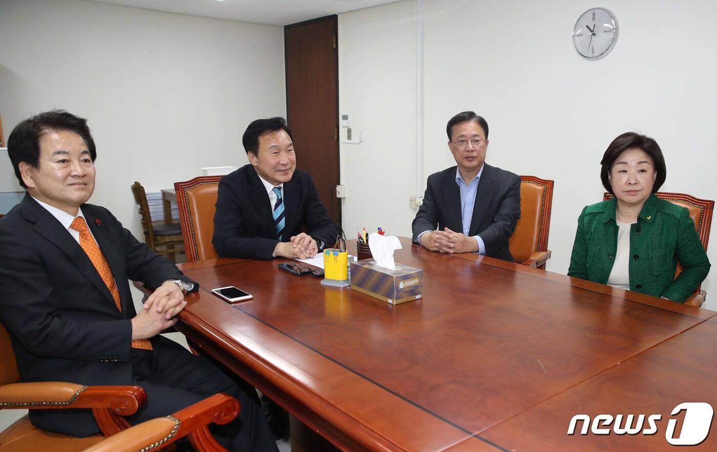 본문 이미지 - 정동영 민주평화당(왼쪽부터), 손학규 바른미래당,유성엽 대안신당, 심상정 정의당 대표가 23일 서울 여의도 국회에서 만나 회동하고 있다. 2019.12.23/뉴스1 ⓒ News1 이종덕 기자