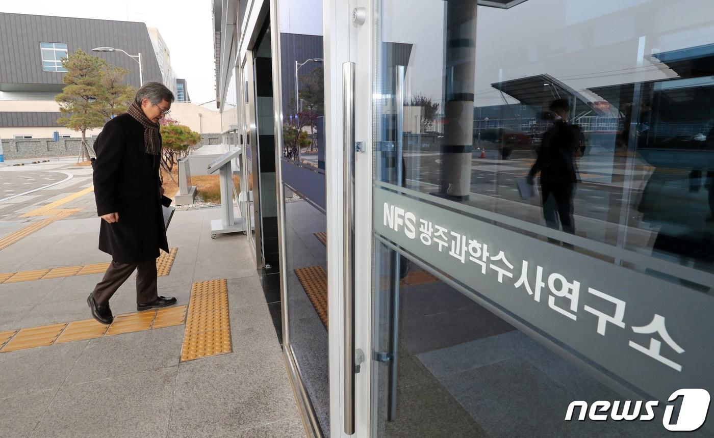 본문 이미지 - 양경무 국립과학수사연구원 중앙법의학센터장이 23일 오전 전남 장성군 국과수 광주과학수사연구소에서 열린 옛 광주교도소 부지 신원미상의 유골 40여 구 발견 관련 법의학 전문가 사전 회의에 참석하기 위해 연구소에 들어서고 있다. 2019.12.23/뉴스1 ⓒ News1 황희규 기자