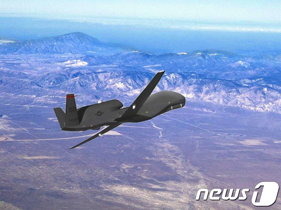 본문 이미지 - 미국에서 제작되어 공군이 운용하는 고고도 무인정찰기(HUAS) 글로벌호크(RQ-4) 1호기. 2019.12.23/뉴스1