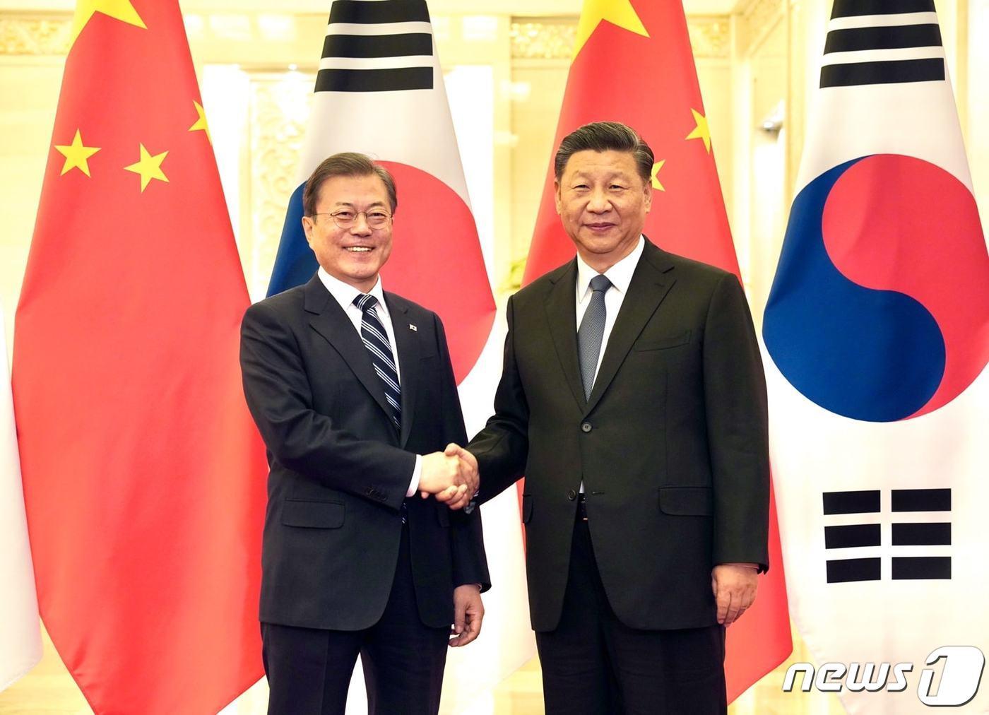 본문 이미지 - 문재인 대통령과 시진핑 중국 국가주석이 2019년 12월23일 중국 베이징 인민대회당에서 정상회담 전 악수하고 있다. (문재인 대통령 페이스북) 2019.12.23/뉴스1