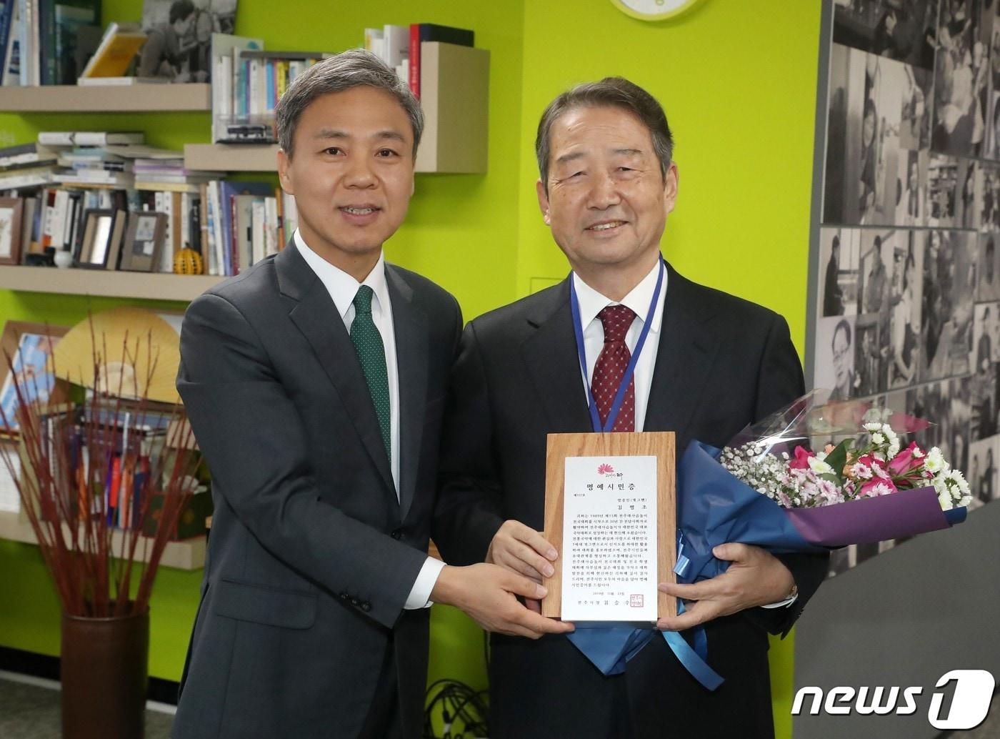 본문 이미지 - 김승수 전주시장이 23일 시장실에서 방송인 김병조씨에게 전주명예시민증을 준 뒤 기념촬영을 하고 있다.(전주시 제공)2019.12.23/뉴스1 ⓒ News1
