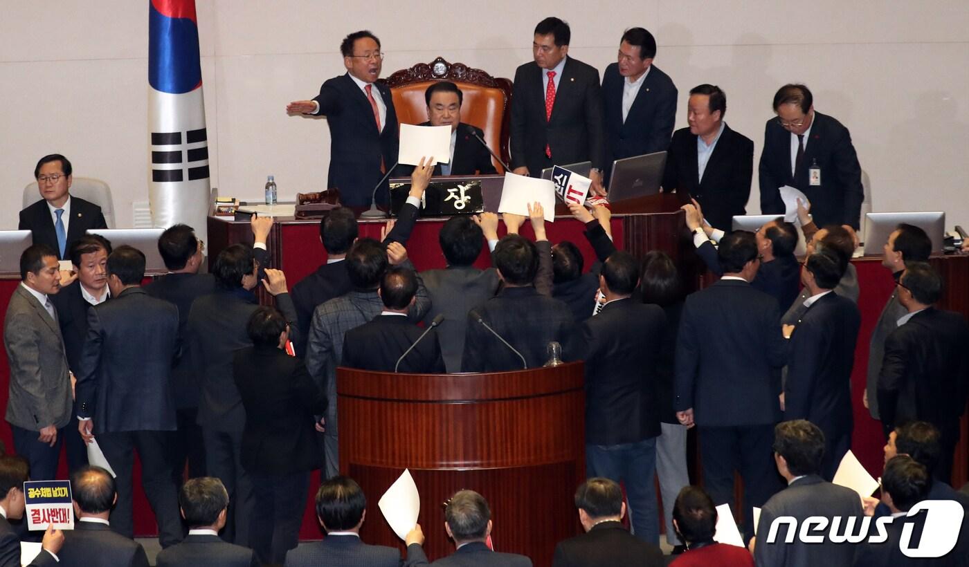 본문 이미지 - 자유한국당 의원들이 23일 오후 서울 여의도 국회에서 열린 제372회 국회 (임시회) 제1차 본회의에서 공직선거법 일부개정법률안이 상정되자 문희상 의장에게 항의를 하고 있다. 2019.12.23/뉴스1 ⓒ News1 김명섭 기자