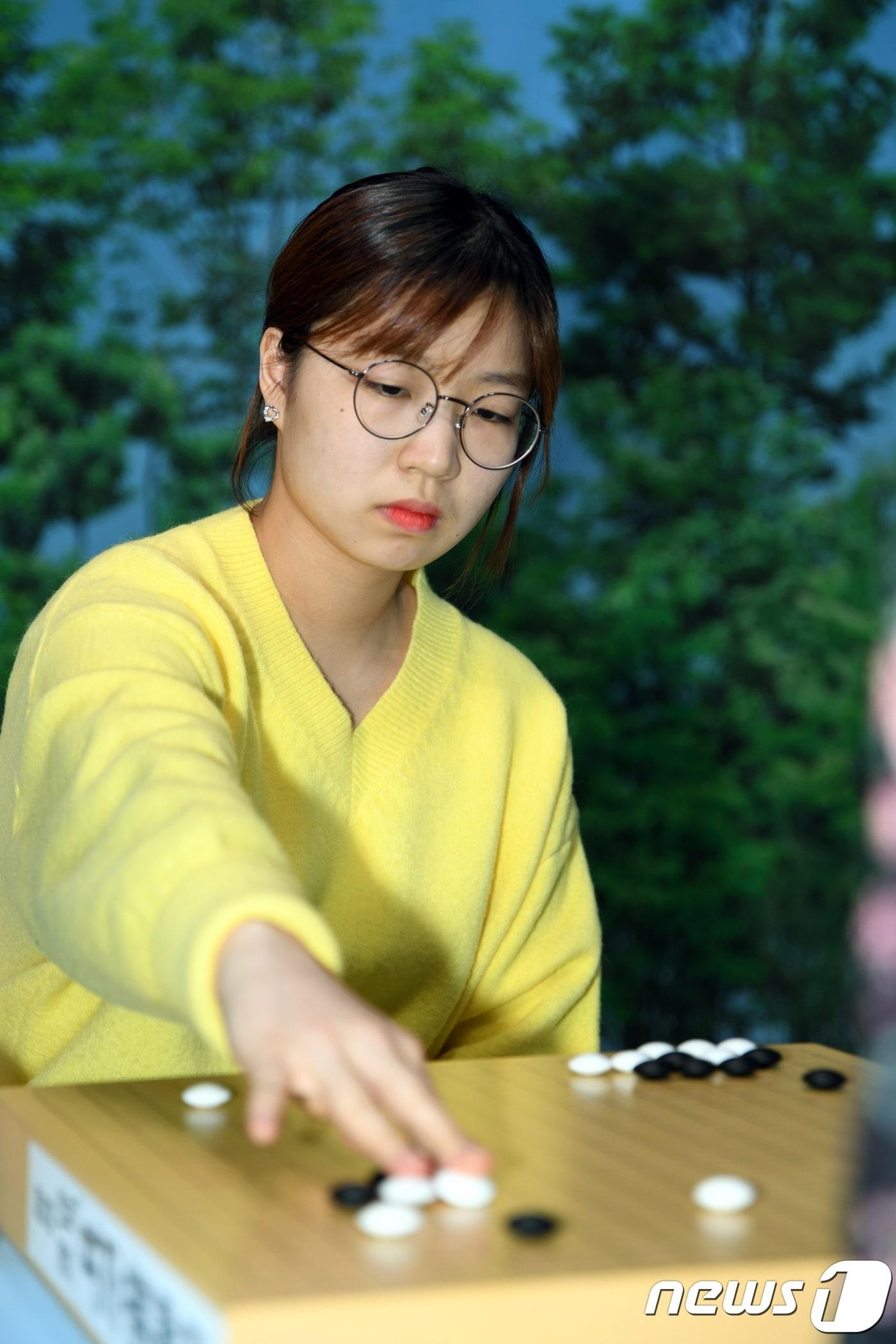 본문 이미지 - 최정 9단이 23일 서울 성동구 한국기원에서 열린 제3회 한국제지 여자기성전 결승 3번기 2국에서 김채영 5단과 대국을 펼치고 있다(한국기원 제공). ⓒ 뉴스1