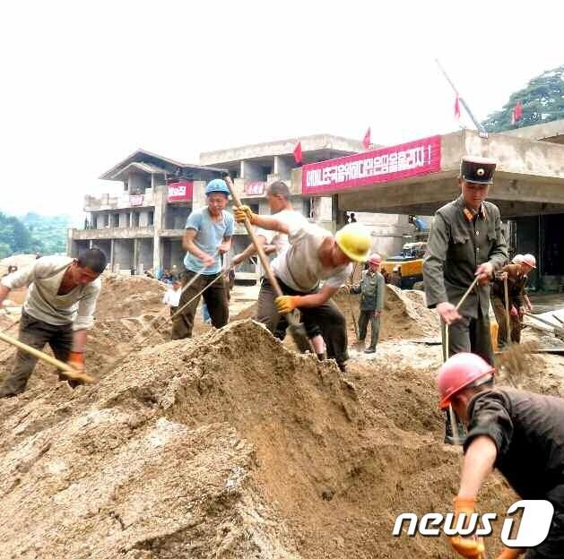 본문 이미지 - (평양 노동신문=뉴스1) = 북한 노동당 기관지 노동신문은 24일 4면에 달하는 '양덕온천문화휴양지'가 건설 중인 모습과 완공된 사진 23개를 게재했다. 신문은 "당의 부름에 산악같이 일떠서 빈터나 다름없던 산간벽촌에 1년도 안되는 사이에 세계적인 온천 문화휴양지를 떠올린 인민군대의 그 정신, 그 기백이면 극복 못할 난관이 없고 이루지 못할 꿈이 없다＂라고 강조했다. 양덕온천 건설은 원산갈마해안관광지구, 삼지연군과 함께 김정은 국무위원장이 추진한 역점 사업 중 하나다. 최근 완공되면서 북한이 올해 건설 성과 중 하나로 내세우며 선전을 하고 있다. [국내에서만 사용가능. 재배포 금지. DB 금지. For Use Only in the Republic of Korea. Redistribution Prohibited] rodongphoto@news1.kr