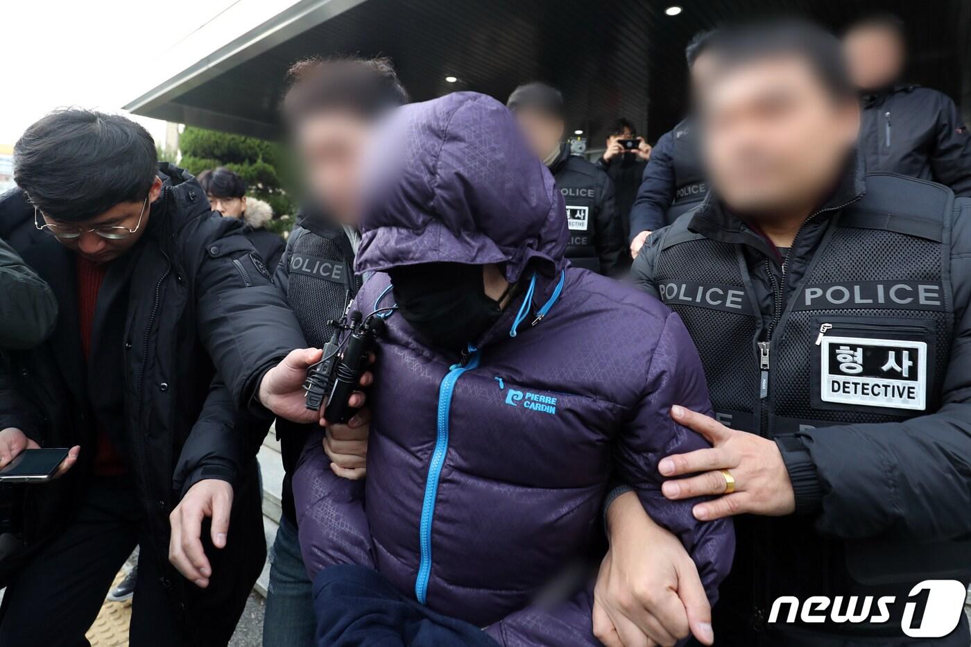 본문 이미지 - 광주 한 모텔에 불을 질러 27명의 사상자를 낸 김모씨(39)가 광주지방법원으로 이송되고 있다. 2019.12.24/뉴스1 ⓒ News1 황희규 기자