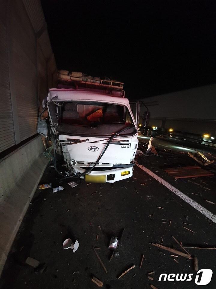 본문 이미지 - 24일 오전 5시37분쯤 중부내륙고속도로 창원방향으로 28㎞에서 대형 화물차간 4중 추돌이 발생해 화물차가 크게 파손돼 있다.(경남지방경찰청 제공)2019.12.24.ⓒ 뉴스1
