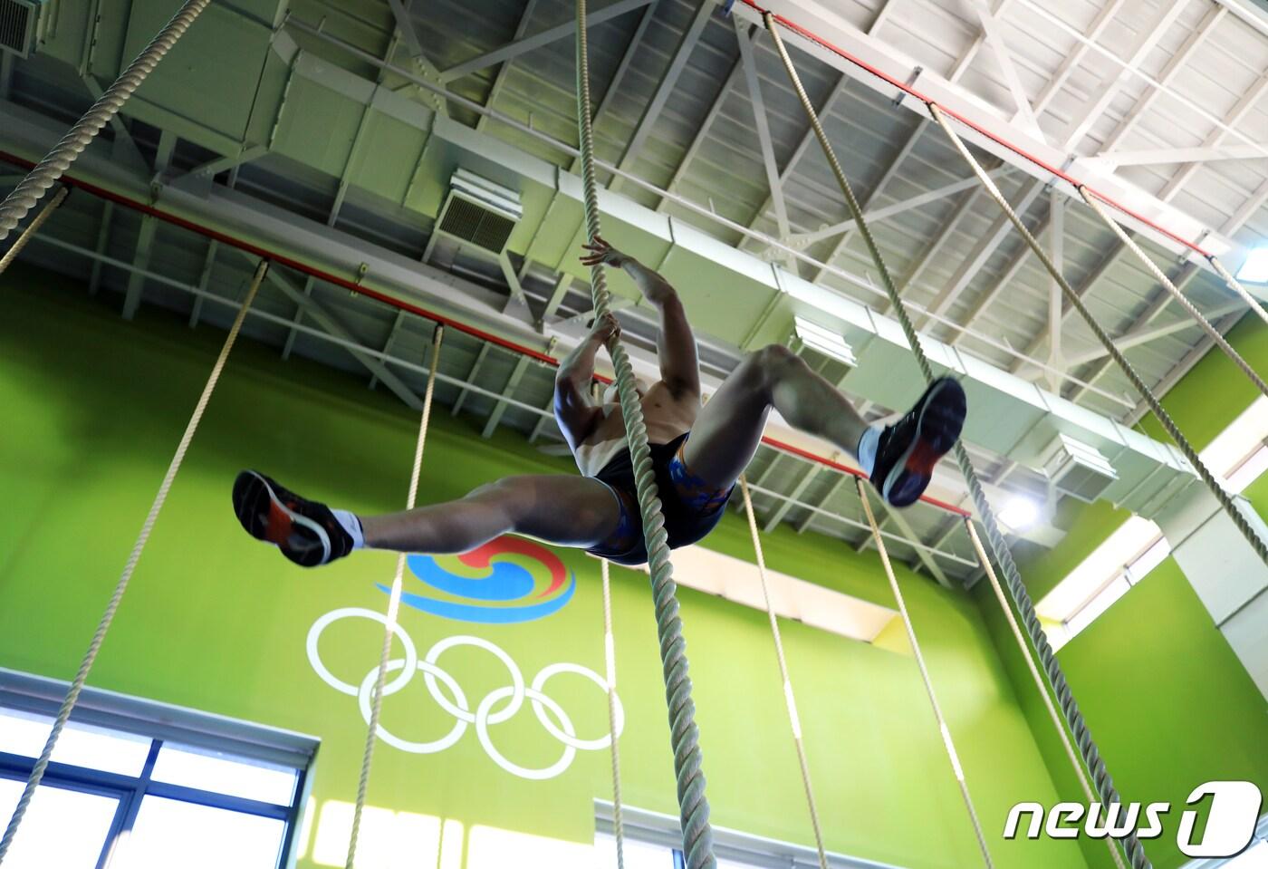 올림픽 국가대표 선수들이 지난 19일 충북 진천 국가대표 선수촌에서 내년 8월 일본 도쿄에서 열리는 제32회 하계올림픽을 앞두고 구슬땀을 흘리며 훈련을 하고 있다. 2019.12.31/뉴스1 ⓒ News1 구윤성 기자