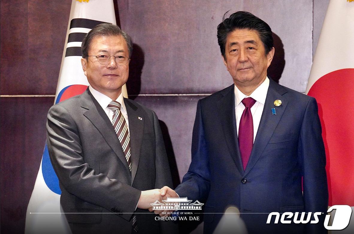 본문 이미지 - 문재인 대통령과 아베 신조 일본 총리가 24일 중국 쓰촨성 청두 샹그릴라 호텔에서 열린 한일 정상회담에 앞서 악수하고 있다. (청와대 제공) 2019.12.24/뉴스1