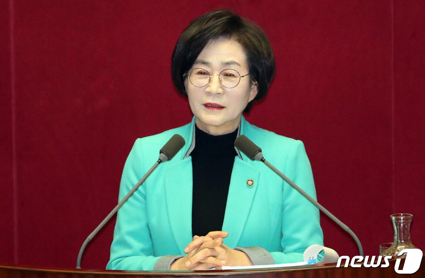 김상희 더불어민주당 의원이 25일 오후 서울 여의도 국회에서 열린 제372회 국회 (임시회) 본회의에서 공직선거법 일부개정법률안에 대한 찬성 무제한 토론(필리버스터)을 하고 있다. 2019.12.25/뉴스1 ⓒ News1 김명섭 기자