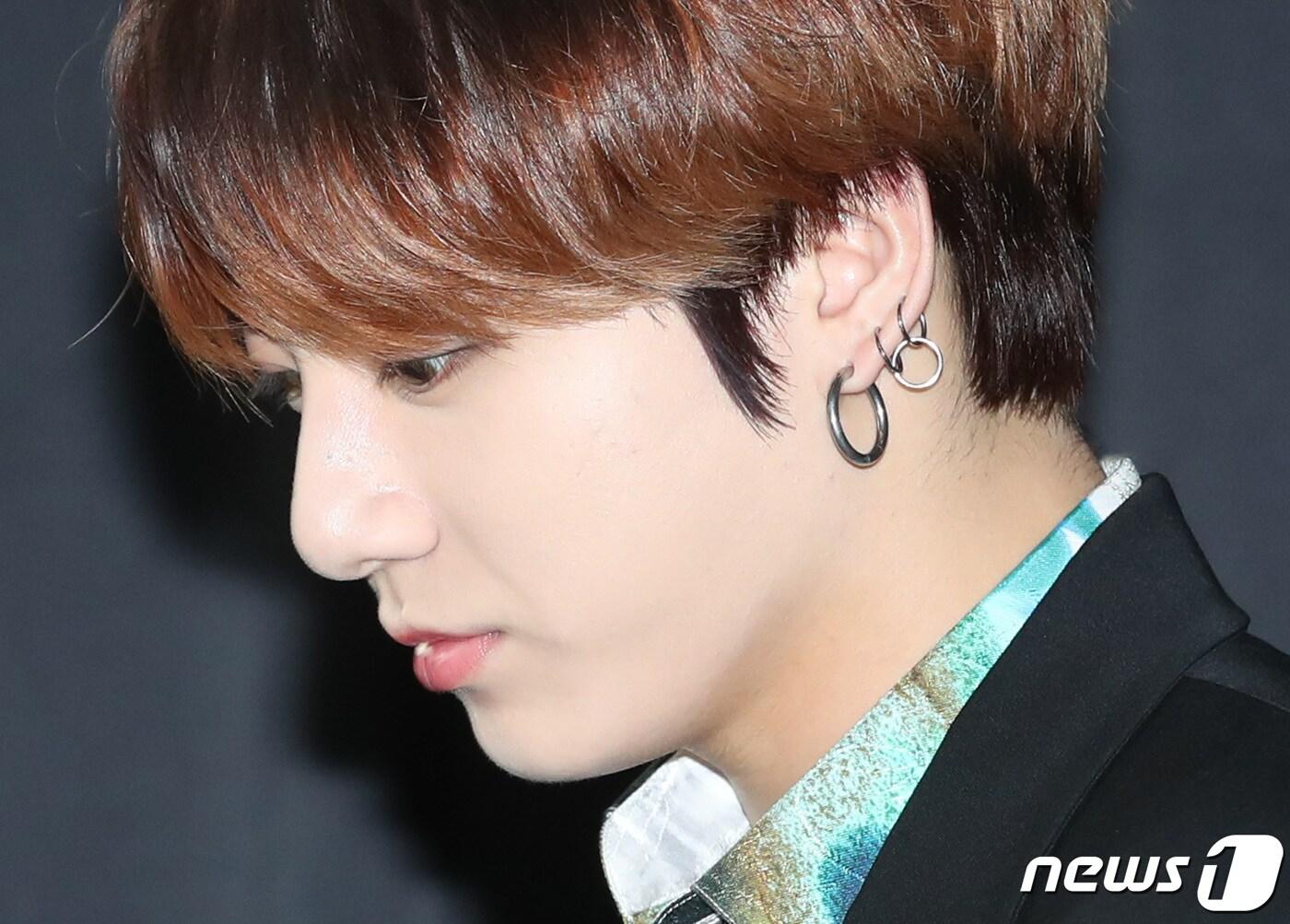 본문 이미지 - 방탄소년단(BTS) 정국이 크리스마스인지난해 12월 25일 오후 서울 고척돔에서 열린 ‘2019 SBS 가요대전’ 포토콜 행사에 참석하고 있다. 2019.12.25/뉴스1 ⓒ News1 권현진 기자