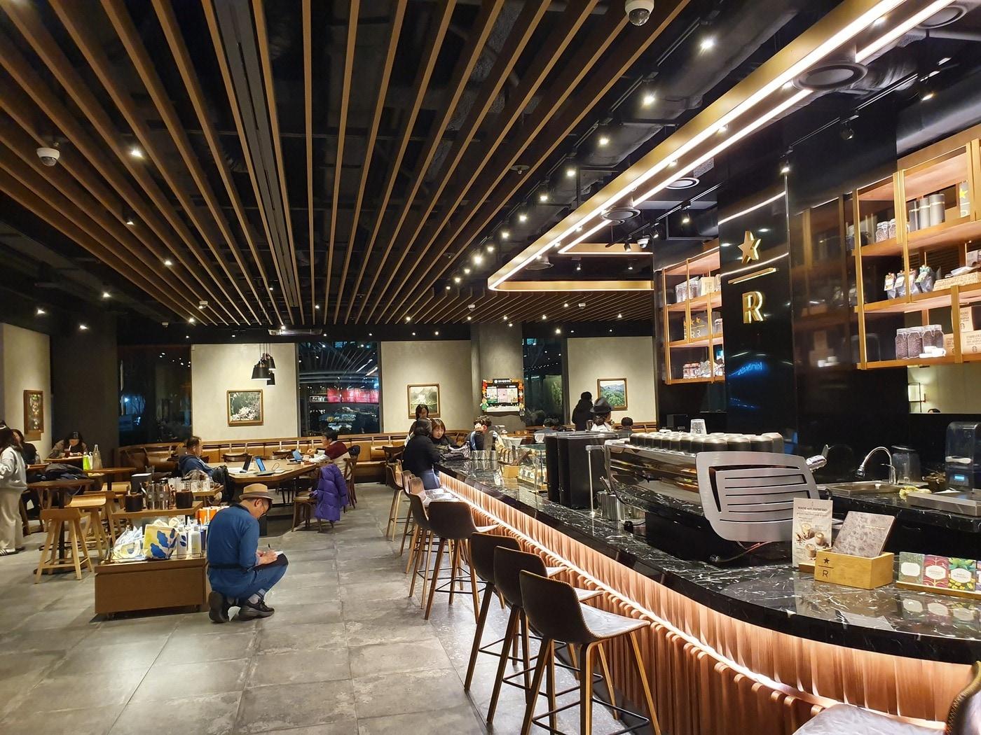 본문 이미지 - 스타벅스 R의 내부 모습. 조성관 작가 제공