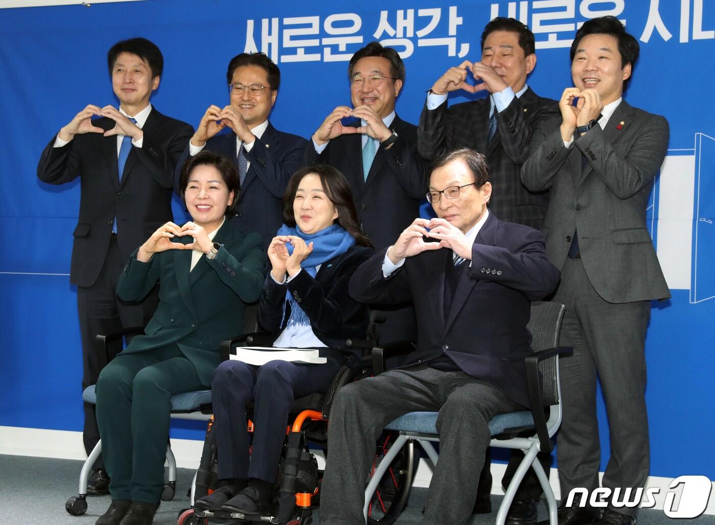 본문 이미지 - 더불어민주당 21대 총선 인재영입 1호인 최혜영 교수(강동대학교)가 지난해 12월 26일 서울 여의도 더불어민주당 중앙당사에서 열린 인재영입식에서 이해찬 대표, 양향자 전 최고위원, 윤호중 사무총장 등과 함께 하트를 만들어 보이고 있다. 2019.12.26/뉴스1 ⓒ News1 이종덕 기자