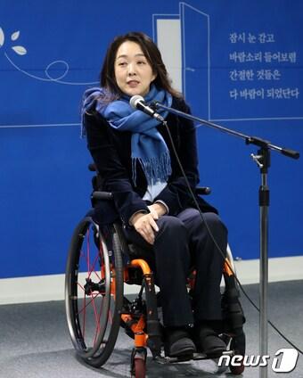 본문 이미지 - 더불어민주당 21대 총선 인재영입 1호인 최혜영 교수&#40;강동대학교&#41;가 26일 서울 여의도 더불어민주당 중앙당사에서 열린 인재영입식에서 기자 질문에 답변하고 있다.최혜영 교수는 1979년생으로 신라대학교 무용학과를 졸업했지만 2003년 불의의 교통사고로 사지마비 척수장애를 입고 무용수의 꿈을 접어야 했다. 2019.12.26/뉴스1 ⓒ News1 이종덕 기자
