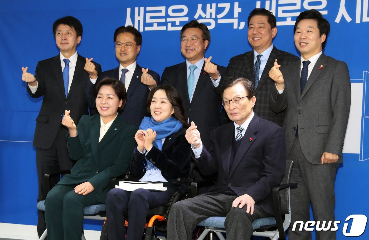 더불어민주당 21대 총선 인재영입 1호인 최혜영 교수(강동대학교)가 26일 서울 여의도 더불어민주당 중앙당사에서 열린 인재영입식에서 이해찬 대표, 양향자 전 최고위원, 윤호중 사무총장 등과 함께 하트를 만들어 보이고 있다. 2019.12.26/뉴스1 ⓒ News1 이종덕 기자