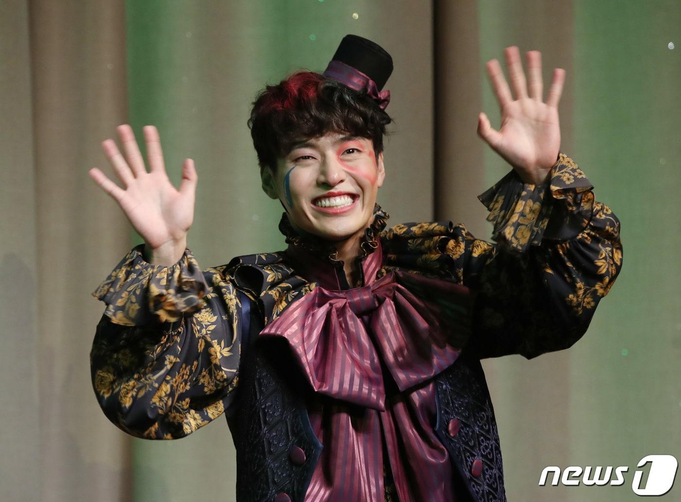 본문 이미지 - 배우 강하늘이 6일 오후 서울 동덕여대 공연예술센터에서 열린 연극 ‘환상동화’ 프레스콜에 참석해 열연을 펼치고 있다. 2019.12.26/뉴스1 ⓒ News1 권현진 기자