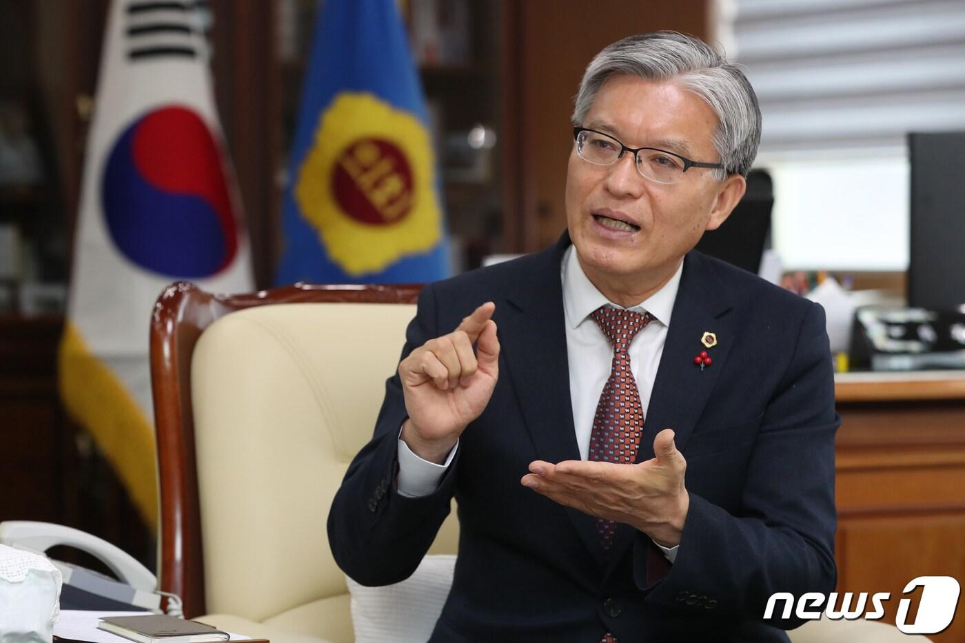 본문 이미지 - 장선배 충북도의회 의장이 뉴스1과의 인터뷰에서 기자 질문에 답하고 있다. 2019.12.29/뉴스1 ⓒ News1 김용빈 기자