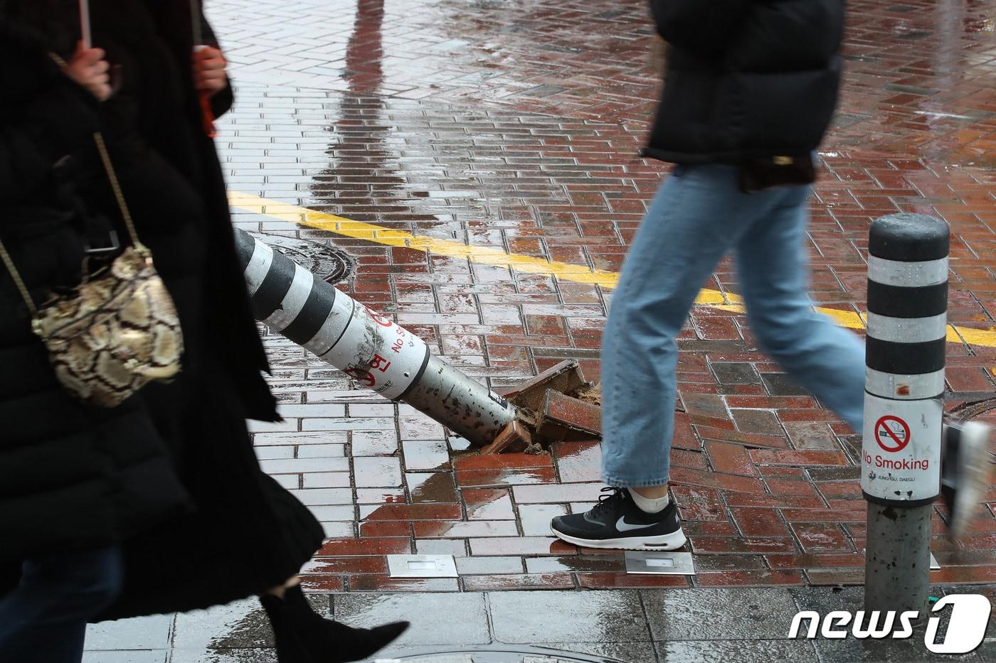 본문 이미지 - 파손된 볼라드. ⓒ 뉴스1 공정식 기자