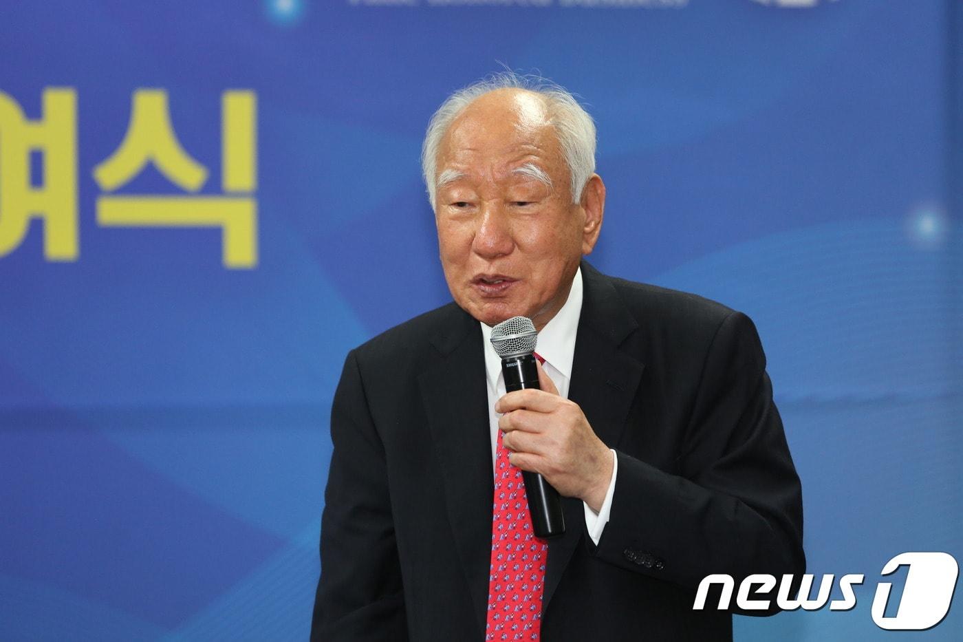 본문 이미지 - 신동식 한국해사기술 명예회장(87)이 26일 서울 여의도 중소기업중앙회에서 열린 '제4회 명문장수기업 선정 수여식'에서 소감을 말하고 있다.(중소벤처기업부 제공)ⓒ 뉴스1